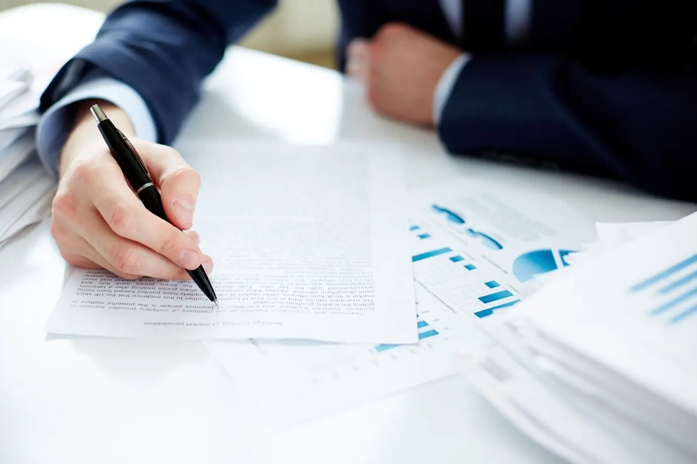 Крупный план руководителя, подчеркивающего в документе.